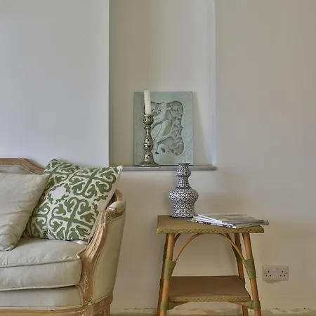 Апартаменты Bright 1br Townhouse With Sea View Флориана