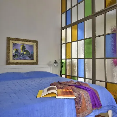 Апартаменты Bright 1br Townhouse With Sea View