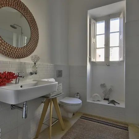 Апартаменты Bright 1br Townhouse With Sea View *
