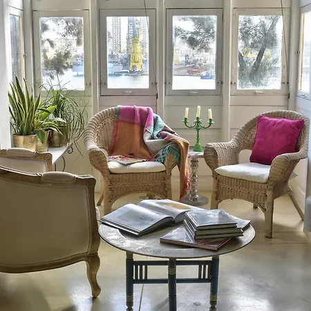 Апартаменты Bright 1br Townhouse With Sea View