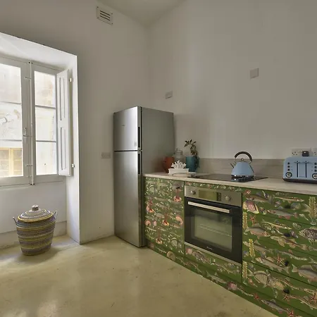 Bright 1br Townhouse With Sea View Флориана