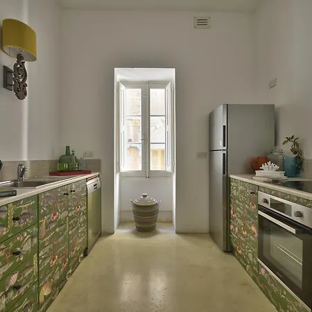 Bright 1br Townhouse With Sea View Флориана