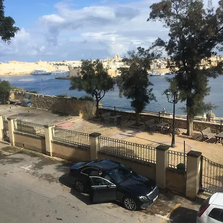 Апартаменты Bright 1br Townhouse With Sea View